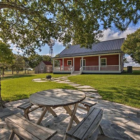 Peaceful Schulenburg Farmhouse With Fire Pit And Grill Exterior foto