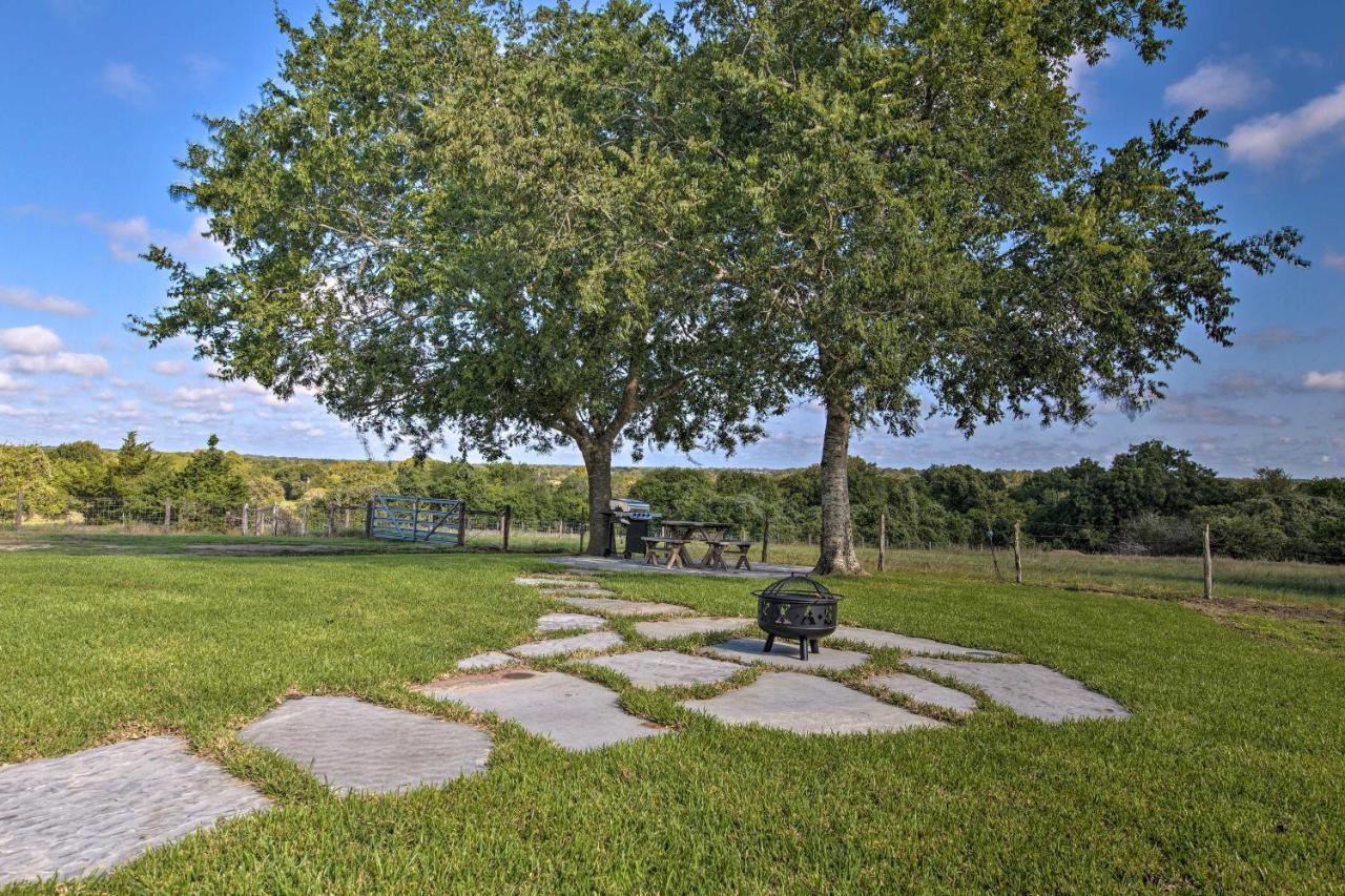 Peaceful Schulenburg Farmhouse With Fire Pit And Grill Exterior foto